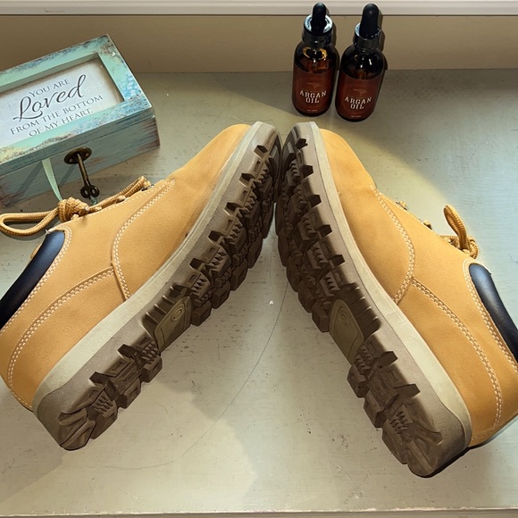 Men’s Size 8 Tan Shoes - Picture 3 of 4